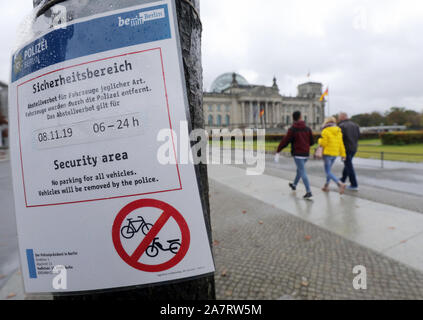 Berlin, Allemagne. 08Th Nov, 2019. En raison de la prochaine célébration du 30e anniversaire de la chute du Mur de Berlin, des précautions de sécurité sont en place dans le quartier du gouvernement. Credit : Wolfgang Kumm/dpa/Alamy Live News Banque D'Images