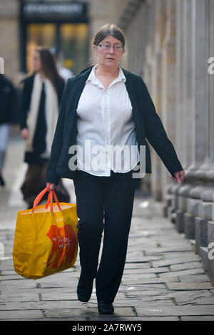 Susan Smith arrive à Bristol Crown Court pour la détermination de la peine après avoir été reconnu coupable de cruauté envers les animaux. Les 65 ans a été reconnu coupable de 35 accusations de cruauté et de bien-être des animaux Les animaux ont été découvertes après mort et mourir à Manor Farm dans Ingst, Séry. Banque D'Images