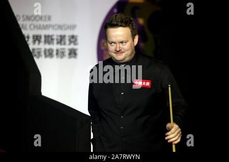 Shaun Murphy d'Angleterre pose avant leur dernier match face à Judd Trump d'Angleterre au cours de la World Snooker 2019 Championnat International de Daqin Banque D'Images