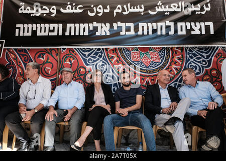 Jérusalem, Israël. 4 novembre, 2019. Les dirigeants des communautés arabes d'Israël et des membres de la Knesset Liste arabe commune de lancer une grève de la faim de trois jours dans une tente de protestation en face du bureau du premier ministre contre l'augmentation de la criminalité dans les communautés arabes et réclamé la négligence du gouvernement et l'échec de la combattre efficacement. 79 Les Arabes ont été tués dans les violents incidents criminels et en 2019, 1395 Depuis 2000, 4 dans la semaine dernière. Credit : Alon Nir/Alamy Live News. Banque D'Images