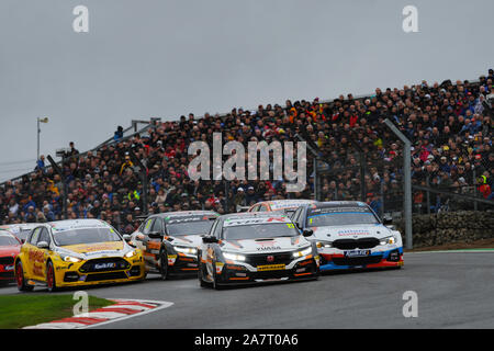 Départ de course de Brands Hatch, Dan Cammish (GBR) Halfords Yuasa la dynamique de l'équipe Honda Civic dirige Colin Turkington (GBR) WSR BMW Banque D'Images