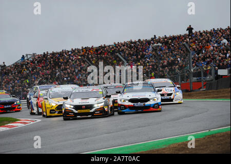 Départ de course de Brands Hatch, Dan Cammish (GBR) Halfords Yuasa la dynamique de l'équipe Honda Civic dirige Colin Turkington (GBR) WSR BMW Banque D'Images