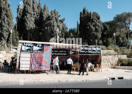 Jérusalem, Israël. 4 novembre, 2019. Les dirigeants des communautés arabes d'Israël et des membres de la Knesset Liste arabe commune de lancer une grève de la faim de trois jours dans une tente de protestation en face du bureau du premier ministre contre l'augmentation de la criminalité dans les communautés arabes et réclamé la négligence du gouvernement et l'échec de la combattre efficacement. 79 Les Arabes ont été tués dans les violents incidents criminels et en 2019, 1395 Depuis 2000, 4 dans la semaine dernière. Credit : Alon Nir/Alamy Live News. Banque D'Images