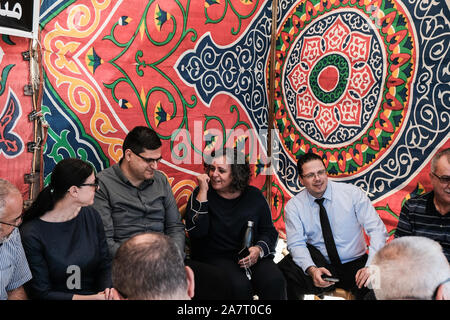 Jérusalem, Israël. 4 novembre, 2019. MK AIDA TOUMA SLIMAN (C, noir) est converti en une protestation tente en face du bureau du premier ministre. Les dirigeants des communautés arabes d'Israël et des membres de la Knesset Liste commune arabe a lancé une grève de la faim de trois jours contre l'augmentation de la criminalité dans les communautés arabes et réclamé la négligence du gouvernement et l'échec de la combattre efficacement. 79 Les Arabes ont été tués dans les violents incidents criminels et en 2019, 1395 Depuis 2000, 4 dans la semaine dernière. Credit : Alon Nir/Alamy Live News. Banque D'Images