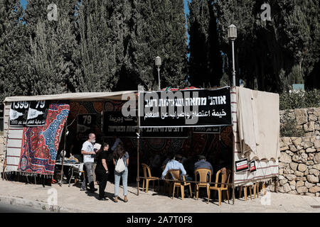 Jérusalem, Israël. 4 novembre, 2019. Les dirigeants des communautés arabes d'Israël et des membres de la Knesset Liste arabe commune de lancer une grève de la faim de trois jours dans une tente de protestation en face du bureau du premier ministre contre l'augmentation de la criminalité dans les communautés arabes et réclamé la négligence du gouvernement et l'échec de la combattre efficacement. 79 Les Arabes ont été tués dans les violents incidents criminels et en 2019, 1395 Depuis 2000, 4 dans la semaine dernière. Credit : Alon Nir/Alamy Live News. Banque D'Images