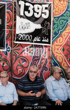 Jérusalem, Israël. 4 novembre, 2019. Ex MK, Mohammed Barakeh (C), chef de la Haute Commission de suivi pour les citoyens arabes en Israël, est assis dans une tente de protestation en face du bureau du premier ministre. Les dirigeants des communautés arabes d'Israël et des membres de la Knesset Liste commune arabe a lancé une grève de la faim de trois jours contre l'augmentation de la criminalité dans les communautés arabes et réclamé la négligence du gouvernement et l'échec de la combattre efficacement. 79 Les Arabes ont été tués dans les violents incidents criminels et en 2019, 1395 Depuis 2000, 4 dans la semaine dernière. Credit : Alon Nir/Alamy Live News. Banque D'Images