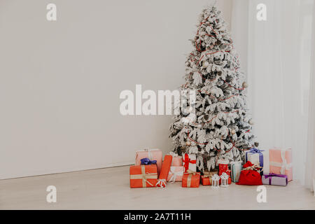 Arbre de Noël blanc en bas avec Konate-Noël Banque D'Images