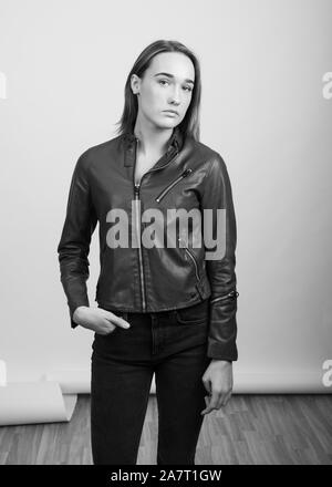 Portrait noir et blanc d'une jeune femme portant une veste en cuir Banque D'Images