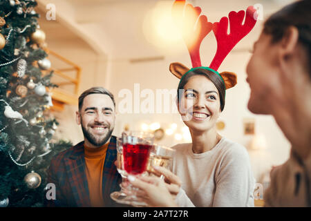 Portrait de la belle jeune femme portant les cornes de cerf drôle fêter Noël avec vos amis et votre famille, copy space Banque D'Images