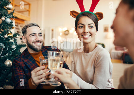 Portrait of smiling man élégant alors que heureusement clinking champagne verres à vos amis lors de Banque D'Images