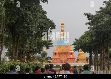 Les gens vont visiter un beau temple bouddhiste Saint Monastère cambodgien qui est situé à Bodhgaya, Bihar, Inde. Banque D'Images