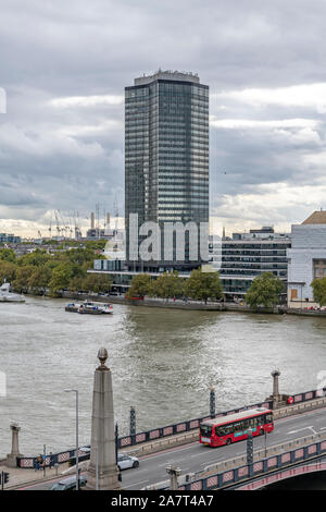 Milbank Tower, construit en 1963 par Ronald Ward et partenaires. Prises de toute la Tamise à la tour du Musée Jardin à Lambeth, Londres Banque D'Images