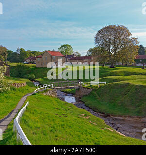 Le joli village de Hutton-le-Hole sur le bord de la North York Moors, Yorkshire, Angleterre, Royaume-Uni Banque D'Images