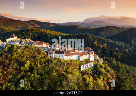 Brasov, en Transylvanie, Roumanie. Vue aérienne de la Forteresse de Rasnov. Banque D'Images