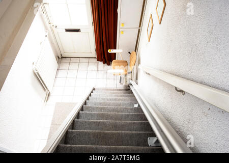 Monte-escalier automatique sur des personnes âgées et les personnes handicapées vers le haut et vers le bas dans une maison Banque D'Images