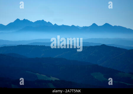 Vue panoramique des montagnes Tatras vu de Wysoka, Pieniny, Pologne Banque D'Images