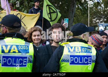 Londres, Royaume-Uni. 13 octobre, 2019. Rébellion Extinction activistes du climat de protestation en solidarité avec leurs collègues handicapés en dehors de New Scotland Yard. Credit : Banque D'Images