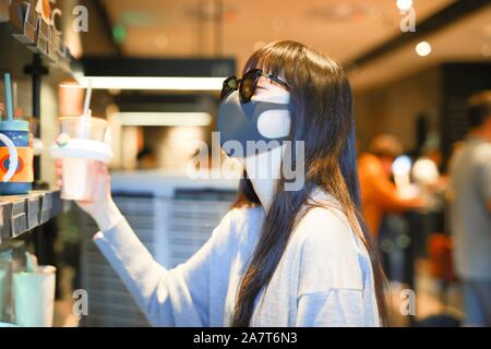 Musicien taïwanais et l'actrice Nana Ou-Yang ou Ouyang Nana arrive à l'Aéroport International de Shanghai Hongqiao avant le départ à Shanghai, Chine, Banque D'Images