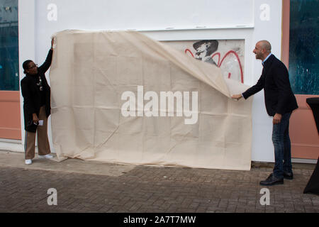 Londres, Royaume-Uni. 4ème Oct 2019. 'Art Bansky, récemment restauré, peintre Graffiti' révélé par le Royal Borough de Kensington et Chelsea, adjoint au maire la Rcbd Walaa Idris, directeur général de capital et Enstar Simon Lyons à Londres Notting Hill. L'art Banksy restauré par Enstar restera en exposition permanente pour la communauté. Situé à l'angle de Ackam Road et Portobello Road, le pochoir "Graffiti Art" représente le peintre espagnol Diego Velasquez, peintre baroque tableau "BANKSY" à la peinture rouge sur un mur pignon blanc. Credit : thamesfleet/Alamy Live News Banque D'Images