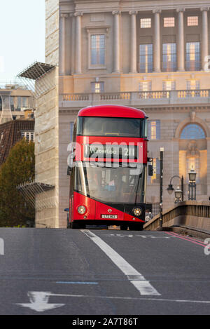 London bus rouge conduite sur Lambeth Bridge, Londres, Royaume-Uni. Route 211 jusqu'à Waterloo. Monter jusqu'au sommet du pont sur la rivière Thames in bus lane Banque D'Images