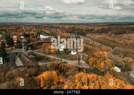 Vue aérienne de Batourine Château avec la rivière Seym oblast de Tchernihiv, en Ukraine. Beau paysage d'automne. Banque D'Images