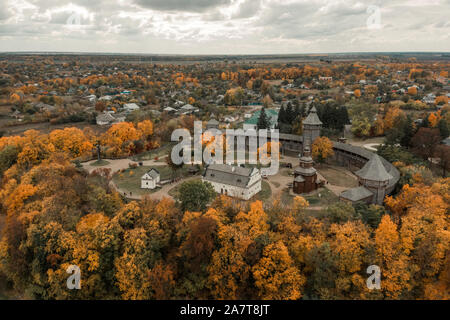 Vue aérienne du château de Baturyn en Ukraine à l'automne. Banque D'Images