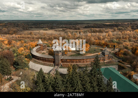 Vue aérienne de Batourine Château avec la rivière Seym oblast de Tchernihiv, en Ukraine. Beau paysage d'automne. Banque D'Images