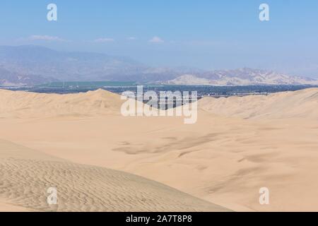 Sandboarding et buggy dans les dunes du Pérou Banque D'Images