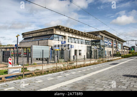 Va, les Pays-Bas, le 9 octobre 2019 : la vue de la plate-forme vers le bâtiment principal de la gare, pas largement considéré comme un brillant pi Banque D'Images