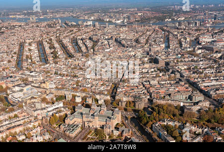 Vue aérienne de la ville d'Amsterdam avec le célèbre Rijksmuseum Banque D'Images