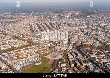 Vue aérienne de la ville d'Amsterdam avec le célèbre Rijksmuseum Banque D'Images