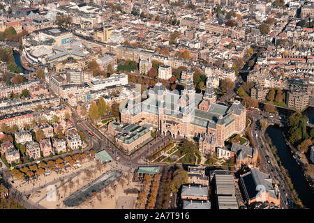 Vue aérienne de la ville d'Amsterdam avec le célèbre Rijksmuseum Banque D'Images