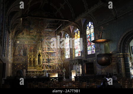 Intérieur du XII siècle basilique catholique romaine du Saint-sang à Bruges, Belgique Banque D'Images