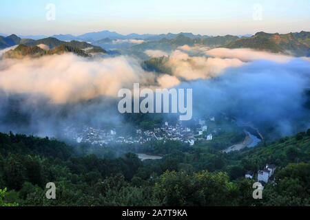 Vues d'architectures de style Hui cachée parmi une mer de nuages à Shitan village ancien, elle county, Huangshan city, est de la Chine.s la province de l'Anhui, au 6 Banque D'Images