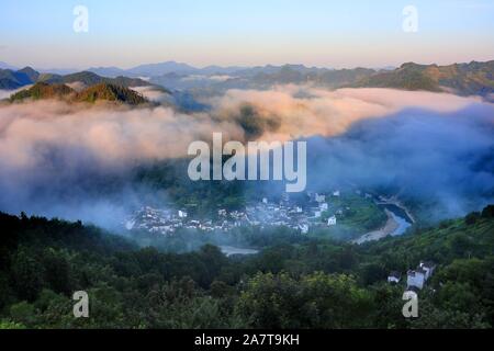 Vues d'architectures de style Hui cachée parmi une mer de nuages à Shitan village ancien, elle county, Huangshan city, est de la Chine.s la province de l'Anhui, au 6 Banque D'Images