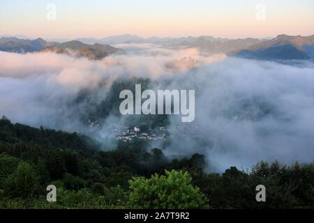Vues d'architectures de style Hui cachée parmi une mer de nuages à Shitan village ancien, elle county, Huangshan city, est de la Chine.s la province de l'Anhui, au 6 Banque D'Images