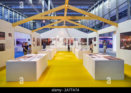 SHENZHEN, CHINE - circa 2019 avril : Shenzhen Design Week espace dans Shenzhen Convention & Exhibition Centre. Banque D'Images