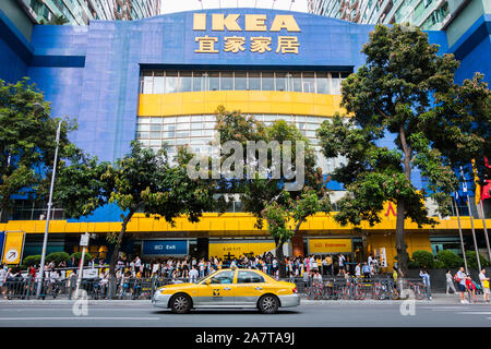 --FILE--clients en file d'en face d'un magasin de meubles d'IKEA dans la ville de Guangzhou, province du Guangdong en Chine du sud, le 6 juillet 2019. Page d'accueil mondiale furnis Banque D'Images