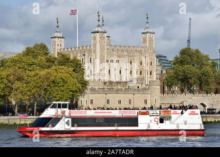 L'un des City Cruises bateaux touristiques de Londres sur la Tamise en passant la Tour de Londres Banque D'Images