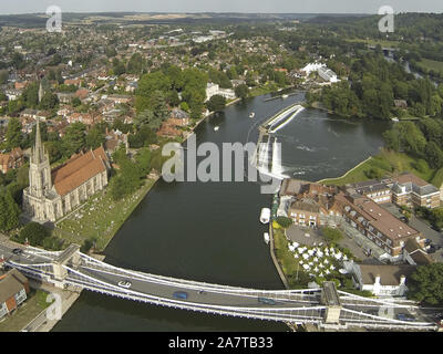 Marlow Bridge et déversoir d'en haut Banque D'Images