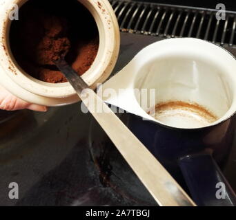 Café de la portée hors de la récipient en céramique à mettre dans le pot de café de style arabe bleu Banque D'Images