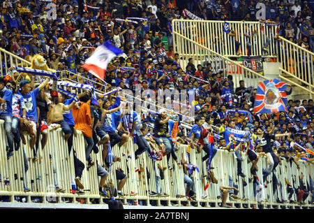 L'esprit de l'Indonesian les supporters offrent la motivation à son équipe préférée Banque D'Images