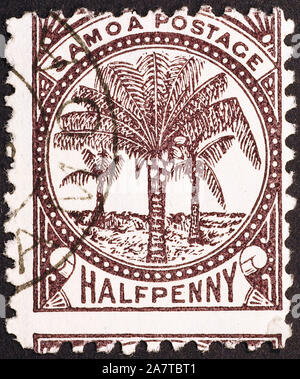 Palmiers sur de vieux timbres de 1886 Samoan Banque D'Images