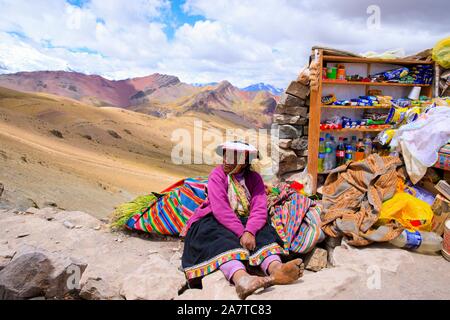 Les Indiens et les touristes dans la vallée de rainbow mountain au Pérou Banque D'Images