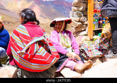 Les Indiens et les touristes dans la vallée de rainbow mountain au Pérou Banque D'Images