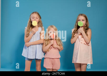 Deux petites filles à la mode petite amie avec bonbon sucré Banque D'Images