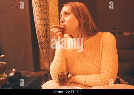 Heureux chubby woman eating pizza avec sourire et savourer. Banque D'Images