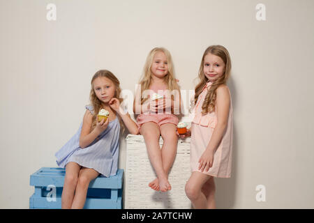 Deux petites filles à la mode petite amie avec bonbon sucré Banque D'Images