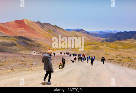 Les Indiens et les touristes dans la vallée de rainbow mountain au Pérou Banque D'Images