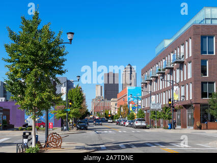 Vue en direction du centre-ville d'e st de criquets dans l'East Village, Des Moines, Iowa, USA. Banque D'Images